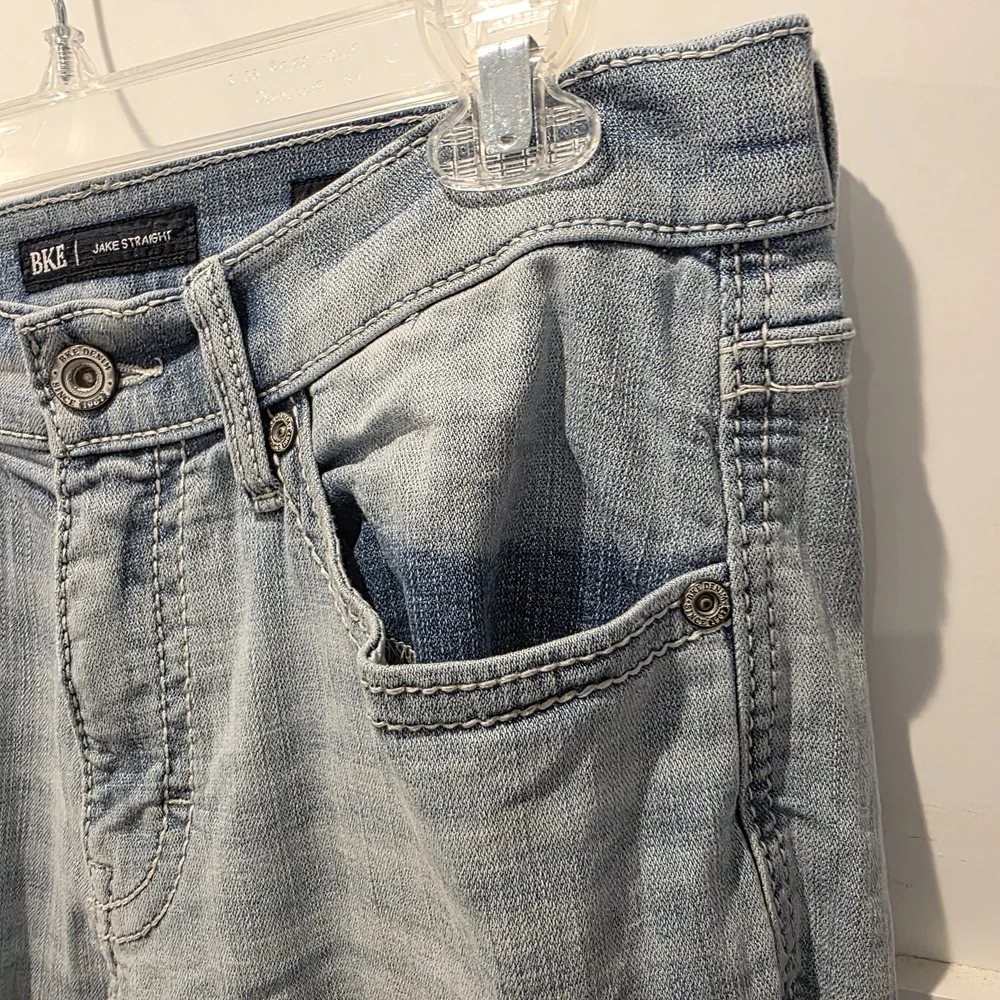 BKE Jake Mens Jeans Buckle 30x32 Light Wash Straight Leg Premium Embroidered
